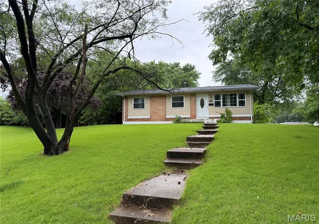 Photo 2 of Single family home for sale at 112 Dundee Cir, Saint Louis, MO 63137 | MLS# MIS26056146 | Listing updated on 2026-08-31