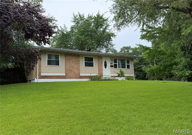 Photo 3 of Single family home for sale at 112 Dundee Cir, Saint Louis, MO 63137 | MLS# MIS26056146 | Listing updated on 2026-08-31