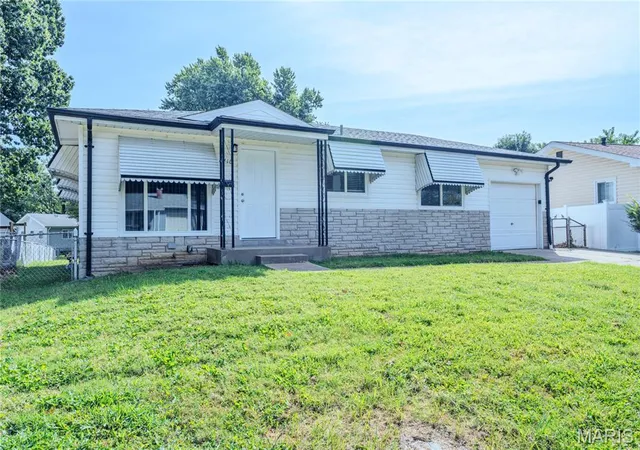 Photo 3 of Single family home for sale at 6716 Lightwood Dr, Hazelwood, MO 63042 | MLS# MIS26056159 | Listing updated on 2026-09-07