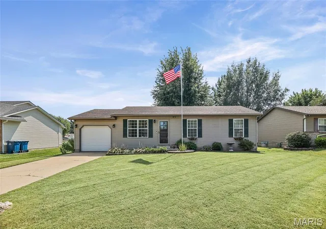 Photo 1 of Single family home for sale at 20 Crest Dr, Highland, IL 62249 | MLS# MIS26056180 | Listing updated on 2026-09-06