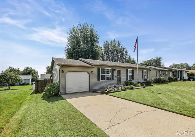 Photo 2 of Single family home for sale at 20 Crest Dr, Highland, IL 62249 | MLS# MIS26056180 | Listing updated on 2026-09-06