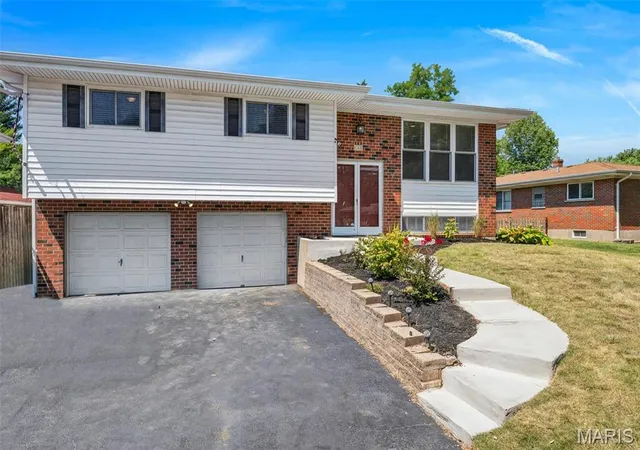 Photo 2 of Sale Pending at 648 Buckley Rd, Saint Louis, MO 63125 | MLS# MIS26056195 | Listing updated on 2026-09-28