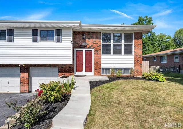 Photo 3 of Sale Pending at 648 Buckley Rd, Saint Louis, MO 63125 | MLS# MIS26056195 | Listing updated on 2026-09-28