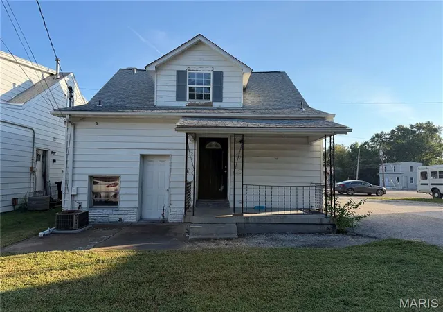 Photo 2 of Single family home for sale at 1608 W Main St, Belleville, IL 62220 | MLS# MIS26056196 | Listing updated on 2026-09-01