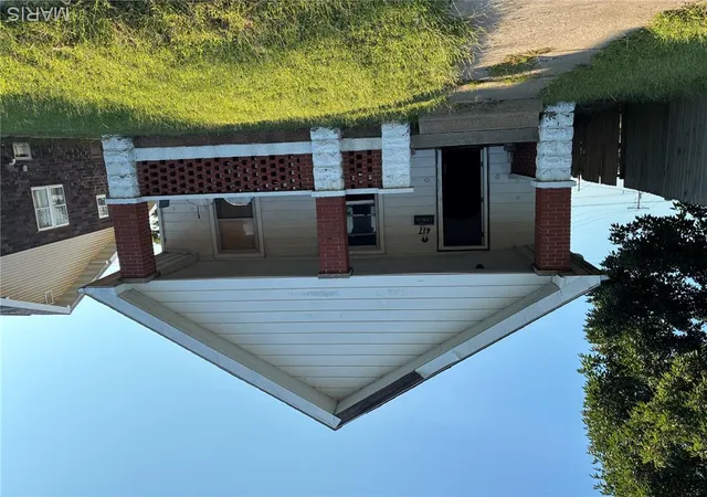 Photo 2 of Single family home for sale at 417 E Saint Louis Ave, East Alton, IL 62024 | MLS# MIS26056200 | Listing updated on 2026-09-02