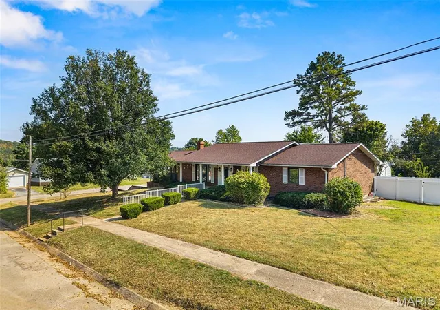 Photo 3 of Single family home for sale at 319 Jefferson St, De Soto, MO 63020 | MLS# MIS26056227 | Listing updated on 2026-10-06