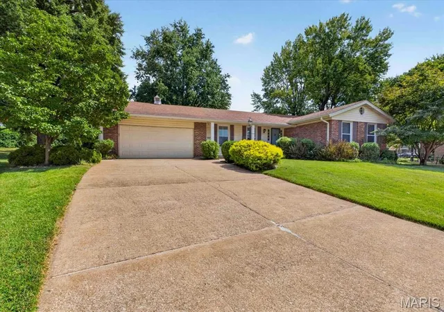 Photo 2 of Sale Pending at 3822 Baville Ct, Florissant, MO 63034 | MLS# MIS26056231 | Listing updated on 2026-09-13