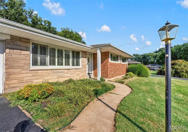Photo 2 of Sale Pending at 8848 Red Oak Dr, Saint Louis, MO 63126 | MLS# MIS26056248 | Listing updated on 2026-09-30