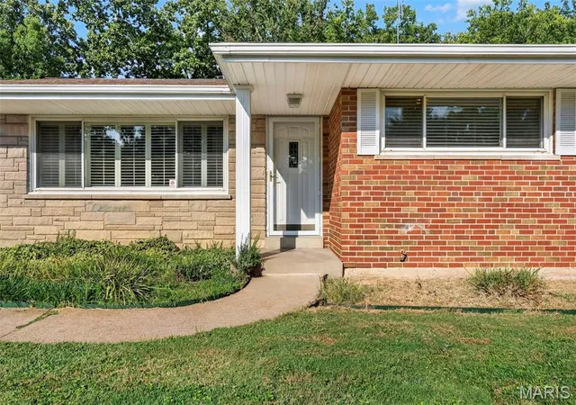 Photo 3 of Sale Pending at 8848 Red Oak Dr, Saint Louis, MO 63126 | MLS# MIS26056248 | Listing updated on 2026-09-30