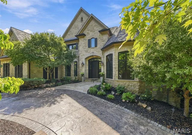 Photo 2 of Sale Pending at 26 Allegro Lake Ests Dr, Saint Louis, MO 63141 | MLS# MIS26056256 | Listing updated on 2026-09-21