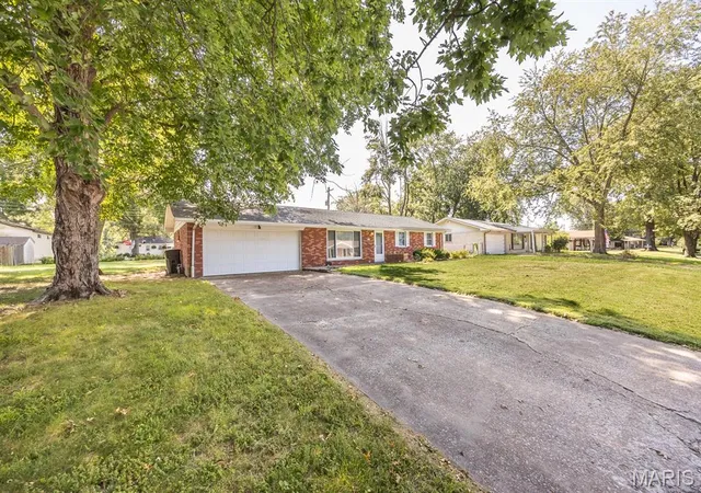 Photo 2 of Single family home for sale at 1816 Menard Dr, Belleville, IL 62220 | MLS# MIS26056266 | Listing updated on 2026-10-19
