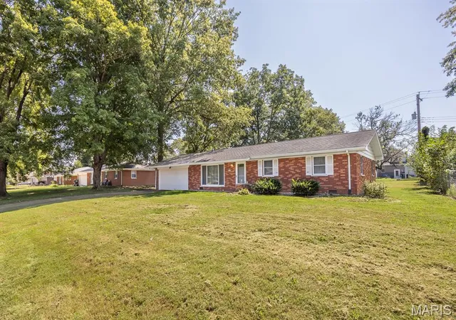 Photo 3 of Single family home for sale at 1816 Menard Dr, Belleville, IL 62220 | MLS# MIS26056266 | Listing updated on 2026-10-19