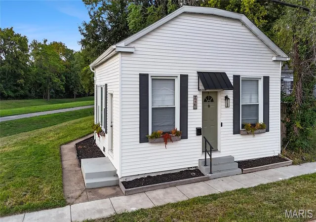 Photo 1 of Single family home for sale at 421 Wolf St, Edwardsville, IL 62025 | MLS# MIS26056269 | Listing updated on 2026-09-05
