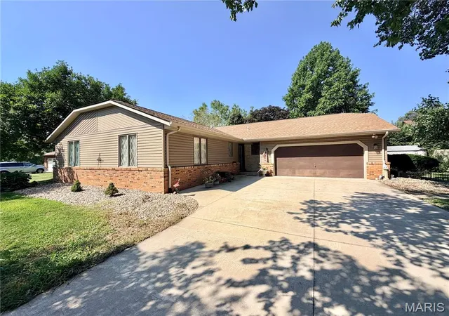 Single family home for sale at 205 Woodridge Dr, Swansea, IL 62226 | MLS# MIS26056278