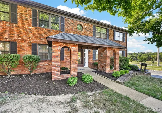 Photo 2 of Condo for sale at 7923 Royal Arms Ct #2, Saint Louis, MO 63123 | MLS# MIS26056301 | Listing updated on 2026-09-08