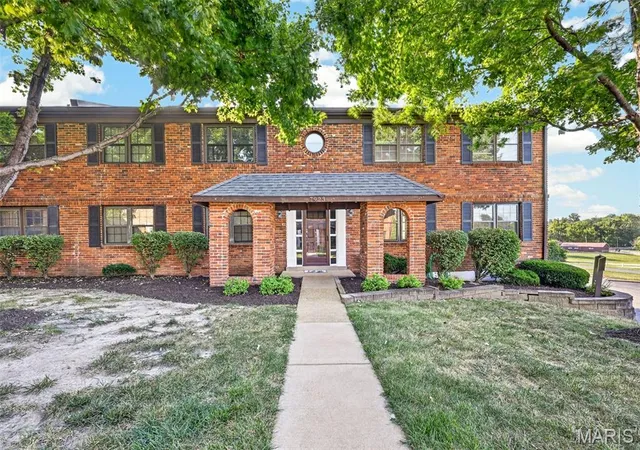 Photo 3 of Condo for sale at 7923 Royal Arms Ct #2, Saint Louis, MO 63123 | MLS# MIS26056301 | Listing updated on 2026-09-08