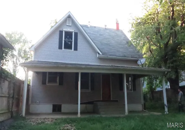 Photo 3 of Sale Pending at 2315 Brown St, Alton, IL 62002 | MLS# MIS26056306 | Listing updated on 2026-10-05