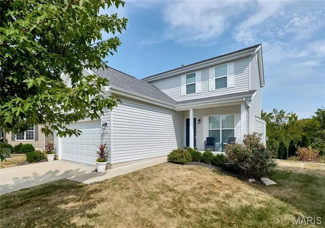 Photo 1 of Single family home for sale at 526 Golden Leaf Ct, Lake Saint Louis, MO 63367 | MLS# MIS26056335 | Listing updated on 2026-09-17