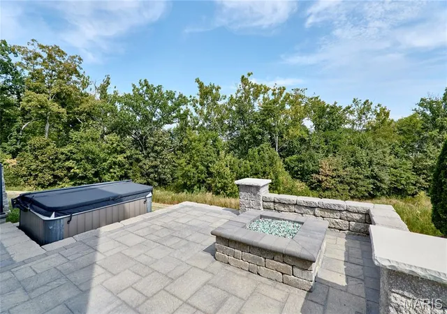 Photo 3 of Single family home for sale at 526 Golden Leaf Ct, Lake Saint Louis, MO 63367 | MLS# MIS26056335 | Listing updated on 2026-09-17