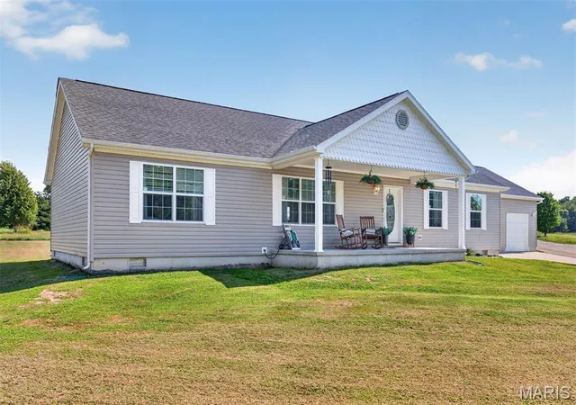 Photo 2 of Single family home for sale at 3 Algonquin Ln, Pocahontas, IL 62275 | MLS# MIS26056337 | Listing updated on 2026-09-08