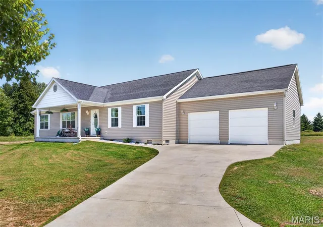 Photo 3 of Single family home for sale at 3 Algonquin Ln, Pocahontas, IL 62275 | MLS# MIS26056337 | Listing updated on 2026-09-08