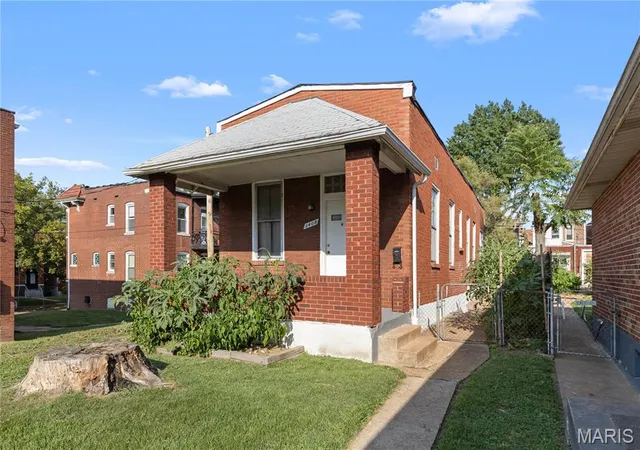 Photo 2 of Sale Pending at 3408 S Spring Ave, Saint Louis, MO 63116 | MLS# MIS26056341 | Listing updated on 2026-09-24