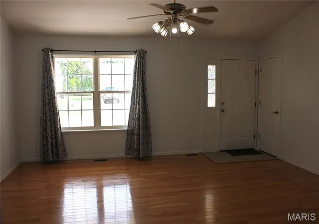 Photo 3 of Single family home for sale at 1007 Southway Dr, Bowling Green, MO 63334 | MLS# MIS26056343 | Listing updated on 2026-09-26