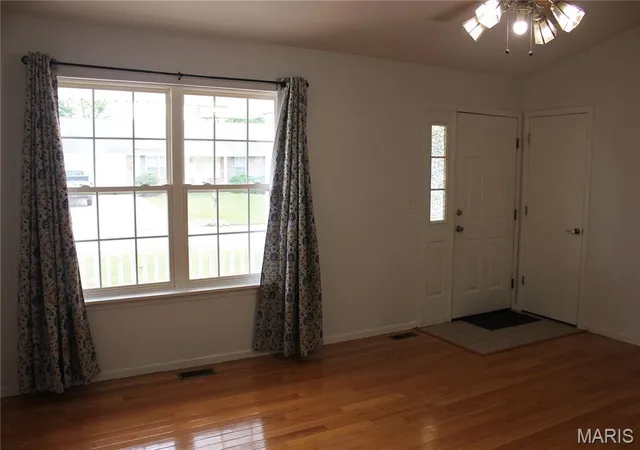 Photo 3 of Single family home for sale at 1007 Southway Dr, Bowling Green, MO 63334 | MLS# MIS26056343 | Listing updated on 2026-09-26