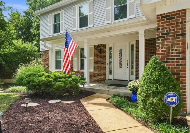 Photo 3 of Sale Pending at 14424 White Pine Ridge Ln, Chesterfield, MO 63017 | MLS# MIS26056345 | Listing updated on 2026-10-05