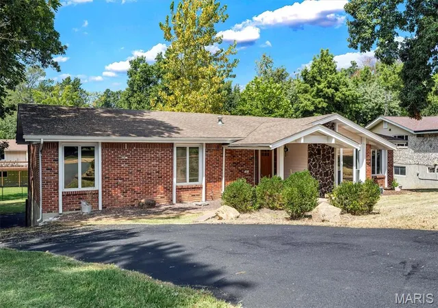 Photo 2 of Single family home for sale at 605 Forrester Dr, Manchester, MO 63011 | MLS# MIS26056353 | Listing updated on 2026-09-16