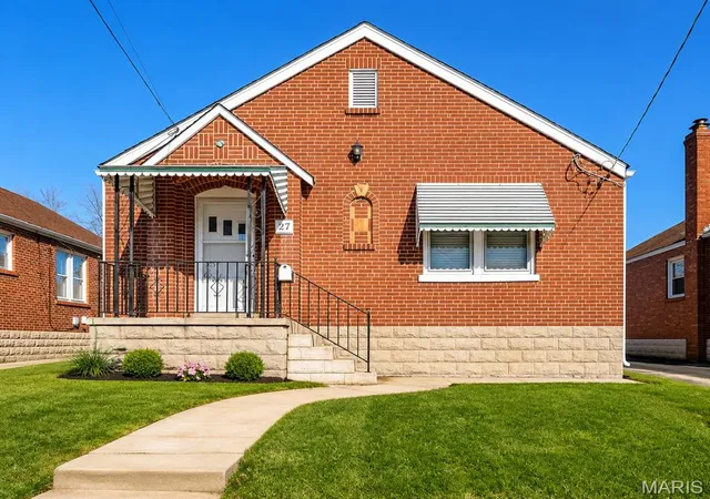Photo 1 of Single family home for sale at 227 W Loretta Ave, Saint Louis, MO 63125 | MLS# MIS26056357 | Listing updated on 2026-10-26