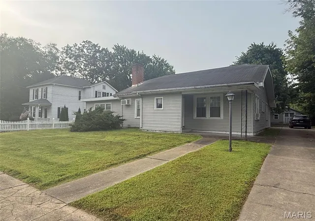 Photo 1 of Sale Pending at 423 W Fayette St, Pittsfield, IL 62363 | MLS# MIS26056389 | Listing updated on 2026-09-05