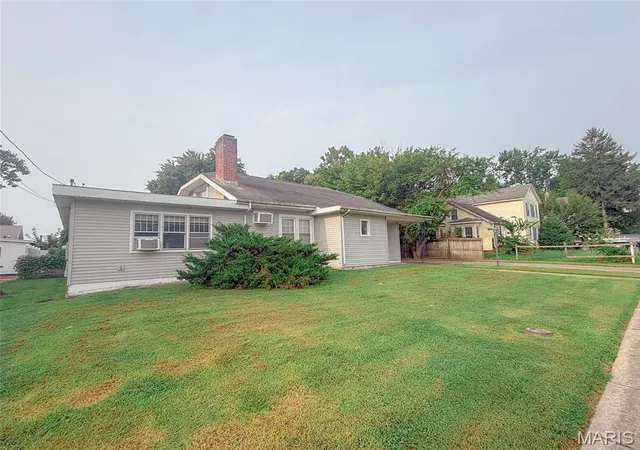 Photo 2 of Sale Pending at 423 W Fayette St, Pittsfield, IL 62363 | MLS# MIS26056389 | Listing updated on 2026-09-05