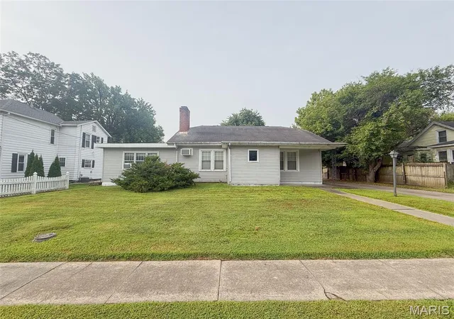 Photo 3 of Sale Pending at 423 W Fayette St, Pittsfield, IL 62363 | MLS# MIS26056389 | Listing updated on 2026-09-05