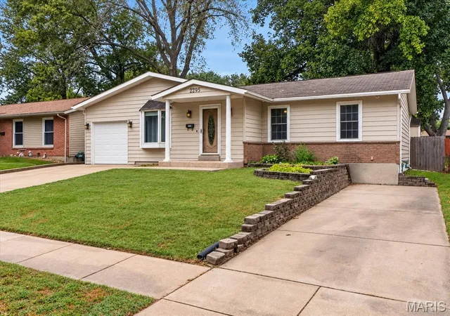 Photo 2 of Sale Pending at 2295 N Pointe Ln, Florissant, MO 63031 | MLS# MIS26056396 | Listing updated on 2026-09-13