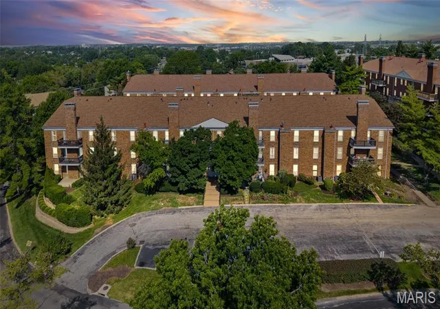 Photo 3 of Condo for sale at 10381 Oxford Hl Dr #1, Saint Louis, MO 63146 | MLS# MIS26056400 | Listing updated on 2026-09-08