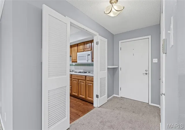 Listing Photo 5 - Condo for sale in building located at 10381 Oxford Hl Dr, St. Louis, MO 63146 - Unit #1
