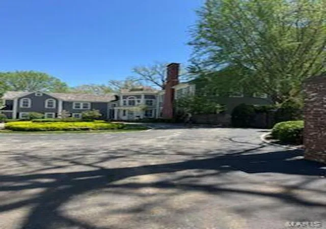 Photo 1 of Sale Pending at 10 Edgewood Rd, Saint Louis, MO 63124 | MLS# MIS26056408 | Listing updated on 2026-09-03