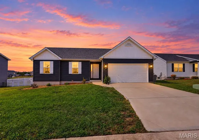 Photo 2 of Single family home for sale at 831 Warrior Ridge Dr, Warrenton, MO 63383 | MLS# MIS26056413 | Listing updated on 2026-10-09