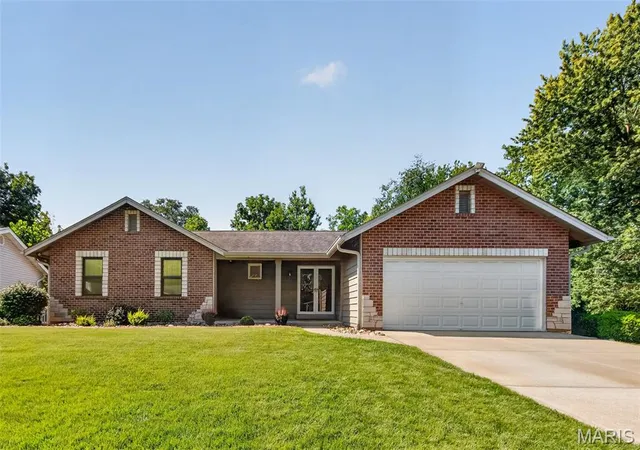 Photo 2 of Sale Pending at 19 Novella Dr, Saint Peters, MO 63376 | MLS# MIS26056418 | Listing updated on 2026-09-03