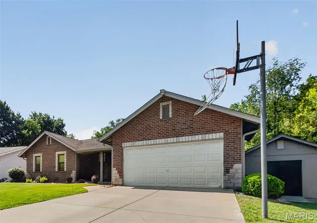 Photo 3 of Sale Pending at 19 Novella Dr, Saint Peters, MO 63376 | MLS# MIS26056418 | Listing updated on 2026-09-03