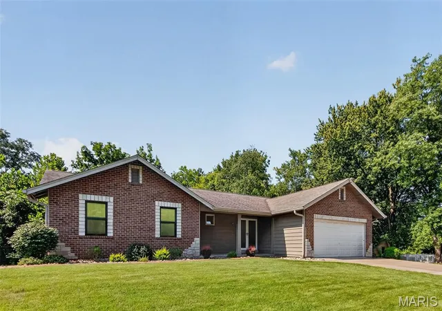 Photo 4 of Sale Pending at 19 Novella Dr, Saint Peters, MO 63376 | MLS# MIS26056418 | Listing updated on 2026-09-03