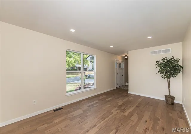 Photo 4 of Single family home for sale at 29 Ml Race Dr, Saint Peters, MO 63376 | MLS# MIS26056445 | Listing updated on 2026-09-14