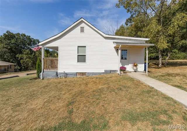 Photo 3 of Sale Pending at 310 Donaldson St, De Soto, MO 63020 | MLS# MIS26056451 | Listing updated on 2026-10-07
