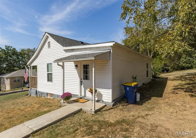 Photo 4 of Sale Pending at 310 Donaldson St, De Soto, MO 63020 | MLS# MIS26056451 | Listing updated on 2026-10-07