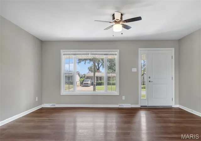 Photo 2 of Sale Pending at 375 Albert Dr, Florissant, MO 63031 | MLS# MIS26056452 | Listing updated on 2026-09-21