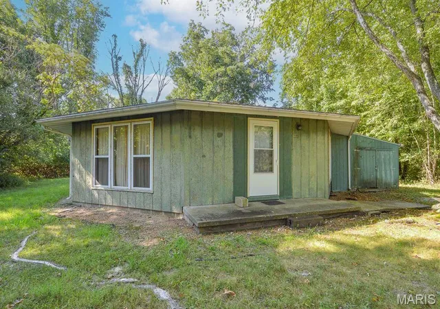 Photo 1 of Single family home for sale at 270 Locust St, Carlyle, IL 62231 | MLS# MIS26056459 | Listing updated on 2026-09-14