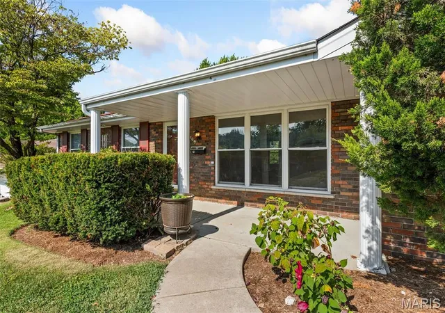 Photo 2 of Single family home for sale at 109 Meadowlark Ln, Saint Charles, MO 63301 | MLS# MIS26056488 | Listing updated on 2026-09-07