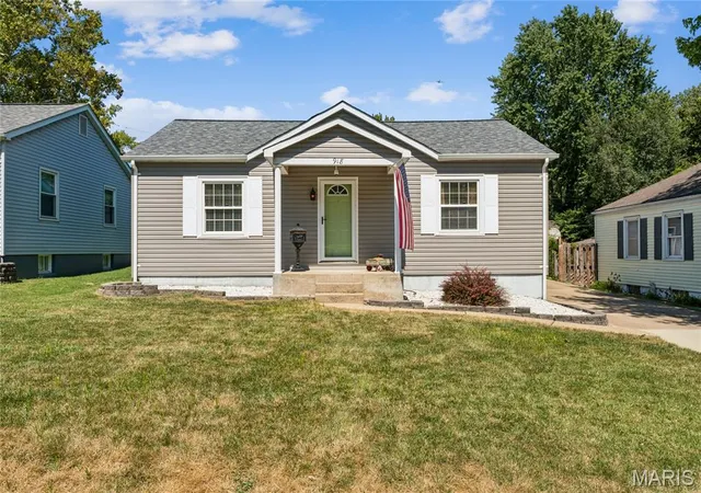 Photo 1 of Sale Pending at 918 Perry St, Saint Charles, MO 63301 | MLS# MIS26056495 | Listing updated on 2026-09-14