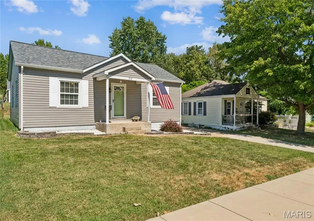 Photo 2 of Sale Pending at 918 Perry St, Saint Charles, MO 63301 | MLS# MIS26056495 | Listing updated on 2026-09-14